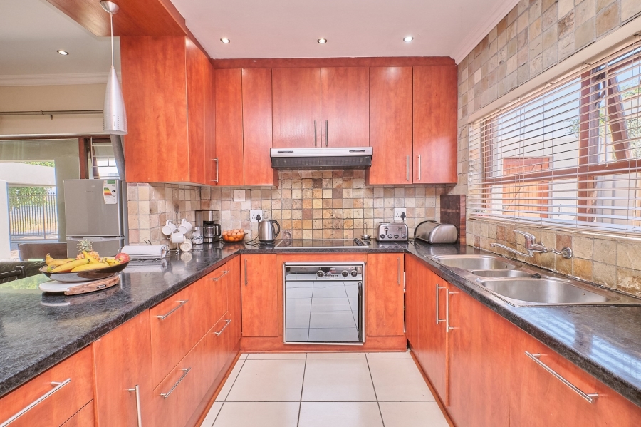 6 Bedroom Property for Sale in Oakglen Western Cape